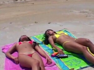 Bébés asiatiques bronzant et déshabillant leur bikini. Bébés
