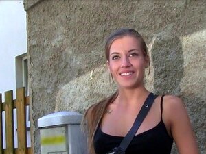 Visage percé, petite baise en public. Visage percé, la brune