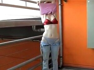 Maria, une mignonne amateur fraîche, se déshabille en vidéo. Maria