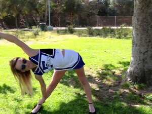 Une petite pom-pom girl baisée, une petite pom-pomo girl mignonne se