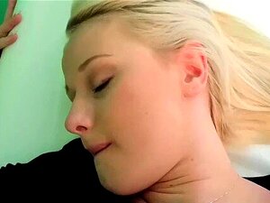 La bite de FakeHospital Doctors guérit une blessure sexy de blondes