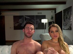 La star du porno interviewée montre ses gros seins. La star du porno