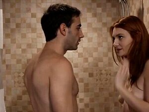 Vivez la course ultime vers la douche partagée alors que stepsis et