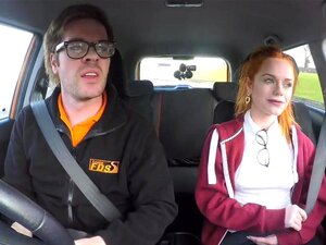 Fake Driving college rousse Ella Hughes mange le sperme des
