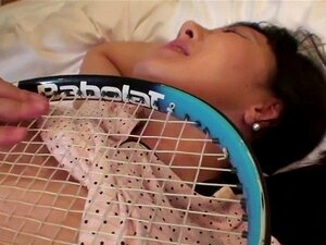 Affaire de MILF japonaise non censurée avec une raquette de tennis