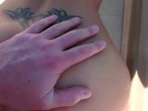 Des mignonnes excitées folles baisent à une fête sexuelle en bateau