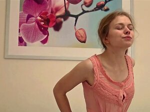 Ksenija exhibe sa chatte poilue chaude dans son lit