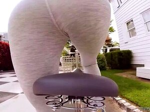 Une nouvelle japonaise se fait filmer la chatte en jupe pendant