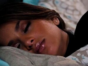 Une brune séduisante prend les commandes et chevauche avec passion le