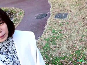 La sexy et nue Ayumi veut baiser un inconnu dans une chambre d'hôtel