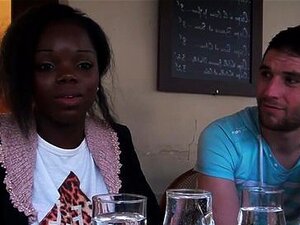 Un mec baise une fille noire coquine