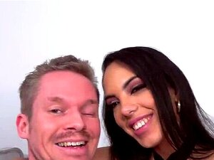 La belle KATRINA MORENO d'Uruguay sait comment utiliser son corps pour