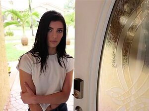 Petite coquine pâle goûte à une bite mariée