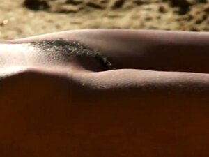 Yoga nu sur une plage