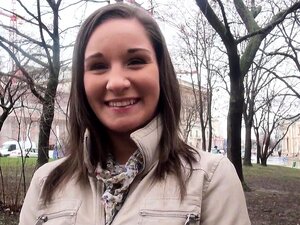 Une amateur tirée en euro glisse une bite entre ses seins