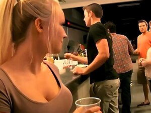 Meilleures vidéos de sexe Bar et films porno - Nuespournous.com