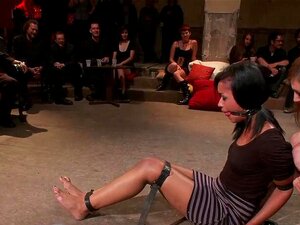 La petite esclave ébène Skin Diamond est attachée dans un théâtre