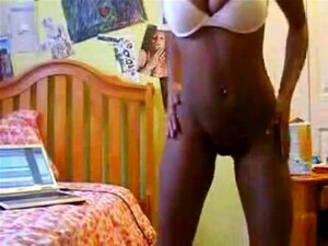 Black Girl danse et se déshabille. Black Girl danse et se déshabille