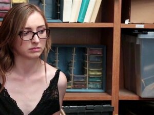 Une fille tatouée chevauche une longue queue. Se tordre les tétons