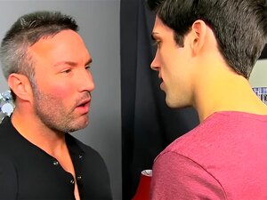 Le beau-père musclé Brock Landon séduit son beau-fils Aiden Summers