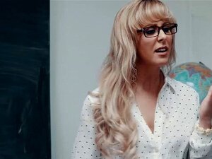 Brittany Light se frotte la chatte avec la prof Cherie. Britney Light