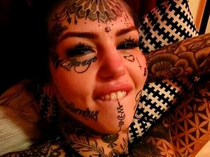 La beauté tatouée Amber Luke a envie de grosse bite