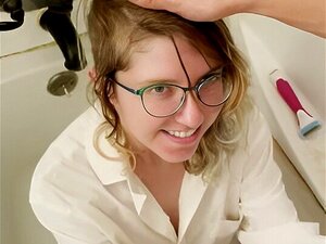 Une salope gothique buveuse de pisse reçoit une douche dorée