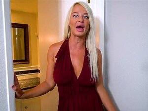 La belle-mère mature blonde demande pardon à son beau-fils. La