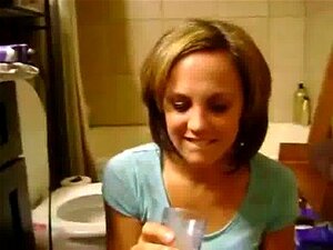 Salope à sperme avale un verre de sperme et reçoit une éjaculation