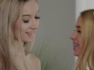 Lesbiennes blondes petites Khloe Kapri et Jazmin Luv s'embrassent