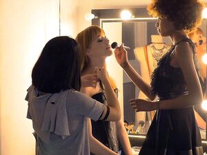 La rousse sexy Anny Aurora en corset noir se fait baiser