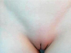 Une fille se doigte sa chatte rasée et serrée jusqu'à ce qu'elle