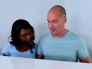 La coquine Noemie Bilas de l'Amérique se fait baiser durement avec