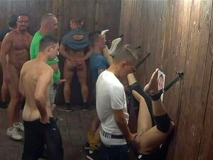 Racy MILF à gros seins Noname fait une pipe classe