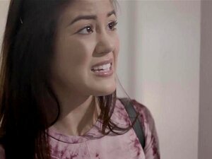 Une belle-belle-belle-fille asiatique séduisante devient humide et