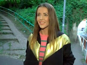 Une mannequin européenne maigre se fait éclater pour quelques 100