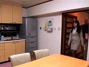 La belle-mère chaude que j'aimerais baiser suce et baise fort