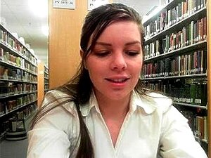 Elle aime la bibliothèque et