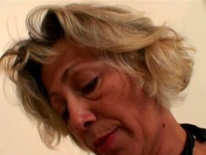 Il baise sa belle-mère sexy par derrière. Il baise sa belle-mère