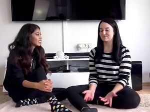 Découvrez l'expérience érotique d'Emma et Kim alors qu'elles se