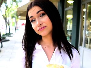 La jolie brune Jennifer Jacobs parle à un beau mec au hasard dans la