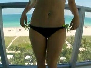 Sexy Injection Anale. Une jolie étudiante aux vacances de printemps