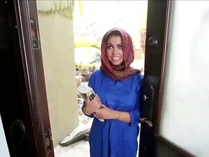 Une mignonne étudiante arabe nerveuse essaie la piqûre pour la