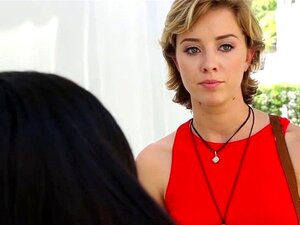 La douce bombe Malina Mars adore les grosses bites. Malina Mars est