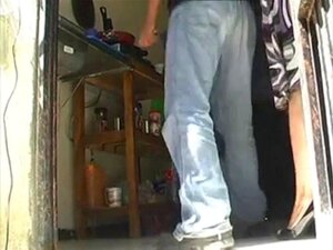 Une femme au foyer latina aux longues jambes sexy baise le réparateur