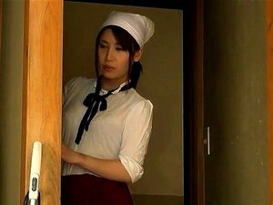 Une femme au foyer orientale en chaleur avec de gros seins adore se