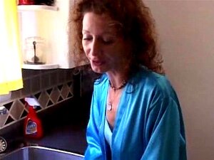 Venez admirer cette MILF renversante séduire un homme bien membré