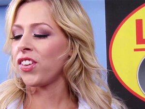 Une nana éjaculatrice à gros seins goûte son jus