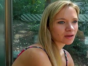 Blonde tatouée et cochonne en plein air