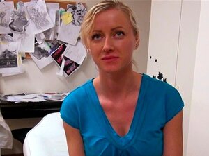 La fille européennenextdoor montre ses seins pour de l'argent